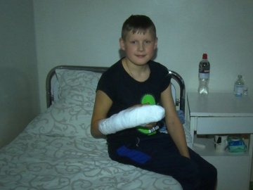 На Волині 13-річному хлопцеві пришили два пальці, які йому відрізав верстат. ВІДЕО