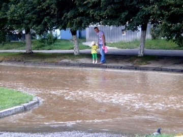 У Луцьку скаржаться на підтоплення вулиць і будинків під час зливи