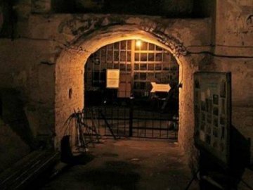 У Луцьку краєзнавці розповіли, чому умисно руйнують підземелля на Кафедральній