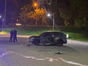 В Івано-Франківську з гранатомета обстріляли автівку. ФОТО