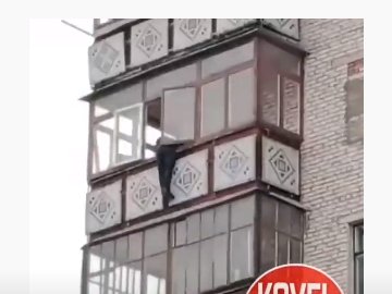 На Волині чоловік намагався вистрибнути з балкона багатоповерхівки