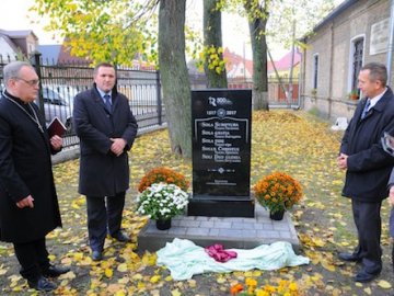 У Луцьку встановили пам'ятник в честь R500