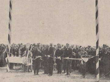 Показали, як 90 років тому відкривали Луцький військовий аеродром. РЕТРОФОТО
