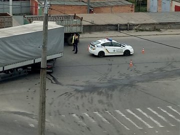 Ранкова аварія у Луцьку: вантажівка зіткнулась з легковиком