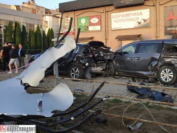 В Івано-Франківську дівчина на BMW розтрощила п'ять автівок. ФОТО