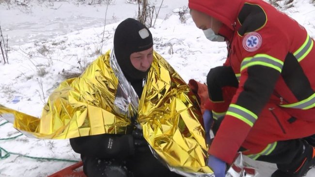 Волинські рятувальники показали, як врятуватися з-під криги.ФОТО.ВІДЕО