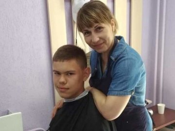 Переселенка із Луганщини працює у Луцьку успішним перукарем і допомагає людям з інвалідністю