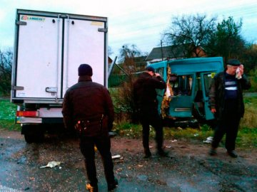На Житомирщині бус в’їхав у маршрутку – один загиблий, 9 постраждалих