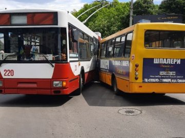 У Луцьку тролейбус зіткнувся з маршруткою