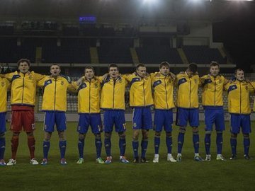 Футбольна збірна України продає футболки, щоб допомогти Героям Майдану