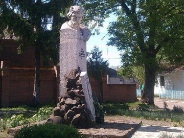 У Камені-Каширському кпинять з Луцька через пам'ятники. ВІДЕО