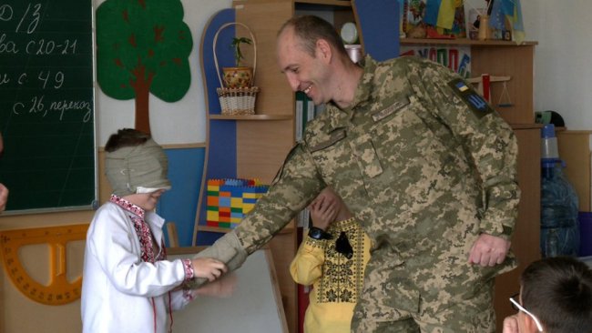 Щемлива зустріч рідних людей: у Рівному військовий зробив синові сюрприз у школі. ВІДЕО