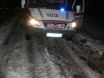 Волинські рятувальники витягли зі снігу 7 авто та «швидку»