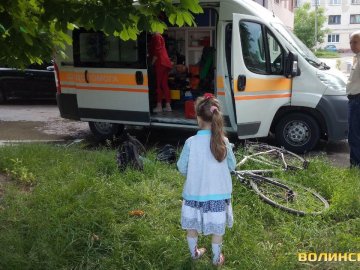 Аварія у Луцьку: автівка збила велосипедиста з дитиною
