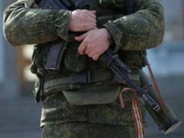 Російські «козаки» штурмують військову частину в Криму