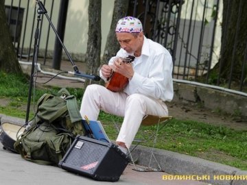 Вуличний музикант з Луцька  «зрадив» саксофону. ВІДЕО