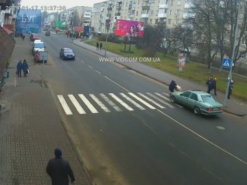 У Володимирі автівка збила на «зебрі» жінку. ВІДЕО
