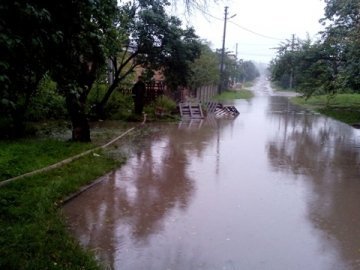У Луцьку затопило вулиці та школу. ФОТО