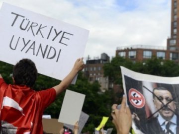 У турецької поліції майже закінчився сльозогінний газ. ВІДЕО