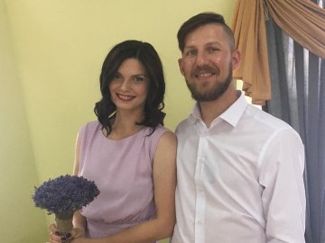 Щасливі і закохані: у Луцьку побралися відомі волонтери. ФОТО