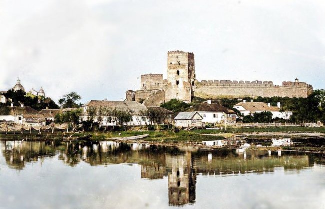 Показали Луцький замок у кольорі на фото столітньої давнини 