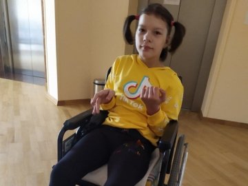 Історія 13-річної лучанки з інвалідністю, яка малює картини ротом