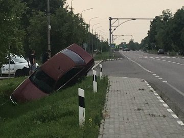 У Княгининку – аварія: автівка злетіла у кювет. ФОТО