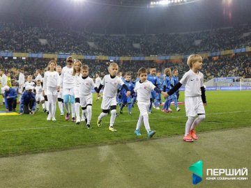 Гравців збірної на матч зі словаками виводили юні футболісти з Луцька