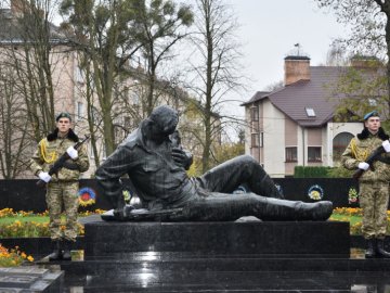 Пам'ять, спогади і квіти: у Луцьку вшанували жертв Другої світової війни