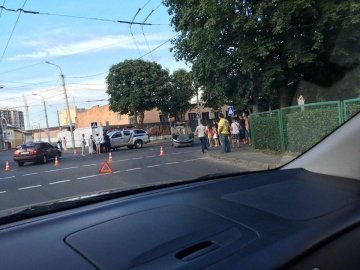 ДТП у Луцьку: у результаті зіткнення автівка перевернулась догори дном. ФОТО