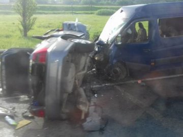 Страшна аварія на Львівщині: легковик вилетів на зустрічну та протаранив бус