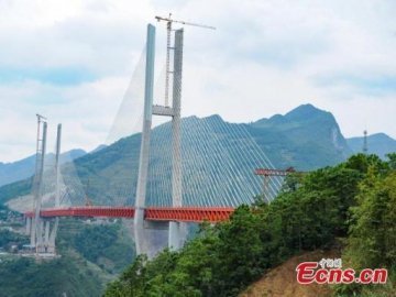 У Китаї побудували найвищий у світі підвісний міст. ФОТО