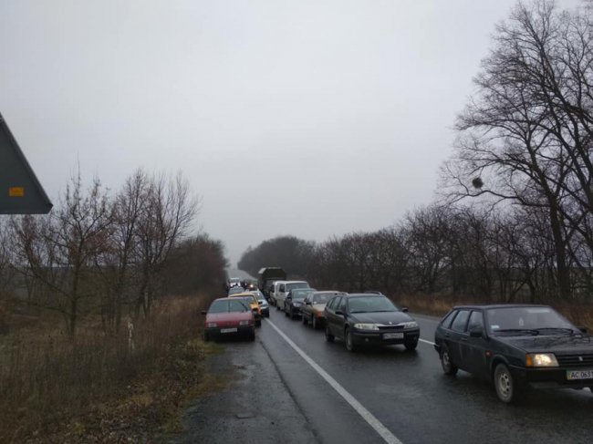 Проти об`єднання з містом: жителі волинського села перекрили дорогу. ФОТО