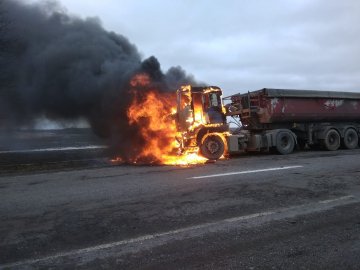 На волинській трасі загорілась вантажівка: кабіна згоріла вщент. ФОТО