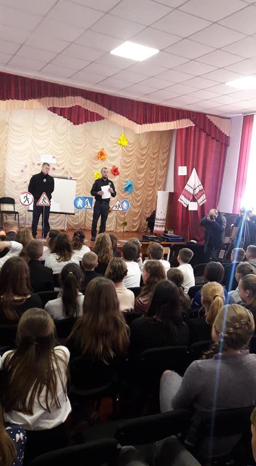 Патрульні подарували флікери волинським школярам. ФОТО