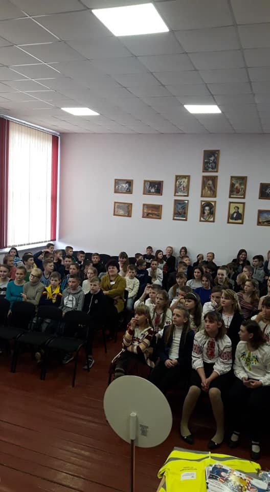 Патрульні подарували флікери волинським школярам. ФОТО