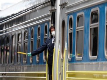 Бігали голяка й кричали: поїзд «Львів-Київ» зупинили через неадекватних дівчат. ВІДЕО