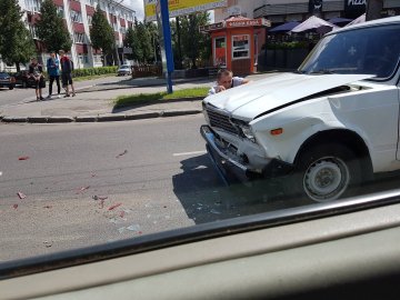У Луцьку зіткнулися Mercedes і поліцейська автівка. ФОТО