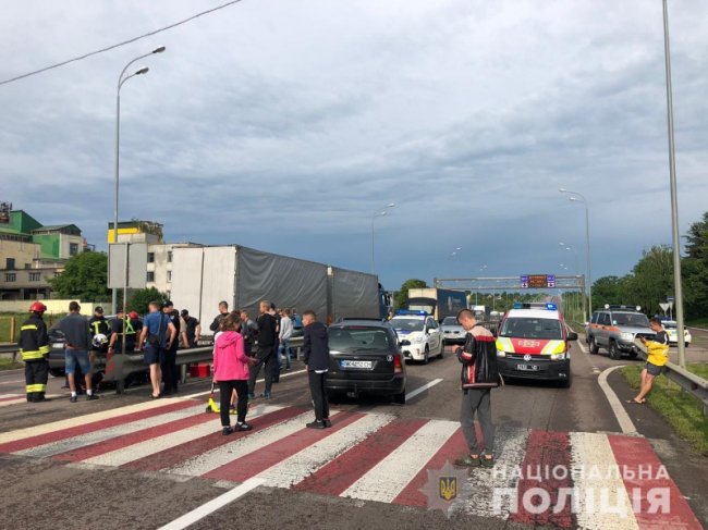 Зіткнулись дві вантажівки, маршрутка і легковик: на Рівненщині масштабна аварія. ВІДЕО