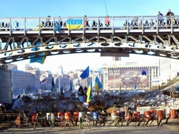 На Майдані барикади укріплюють піском. ВІДЕО