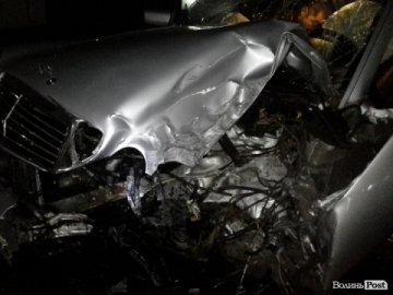 ДТП у Луцьку: Mercedes на шаленій швидкості врізався в стовп. ФОТО