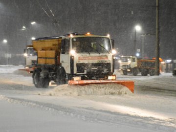 У Луцьку через сильні снігопади вночі працюватиме снігоочисна техніка: попереджають водіїв