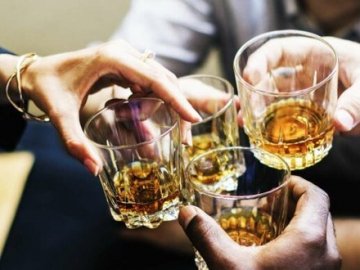Скільки літрів алкоголю щороку випиває кожен українець