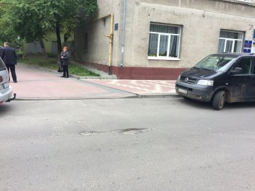 У Володимирі почала руйнуватись дорога після капремонту. ФОТО