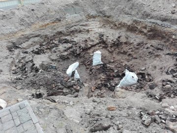 Розкопки масового захоронення розстріляних в'язнів у Луцьку завершили