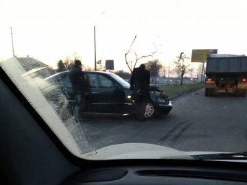 У Луцьку на аварійній дорозі автівці знесло «передок». ФОТО