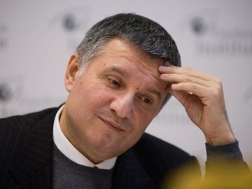 Українці погрожують Авакову  відставкою за бездіяльність