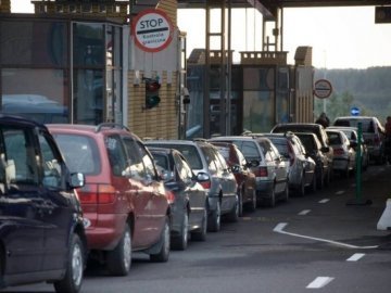 У чергах на кордоні з Польщею  скупчилось 140 автівок