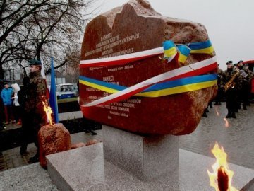 Луцький мер - на відкритті пам’ятника жертвам Голодомору у Любліні. ФОТО