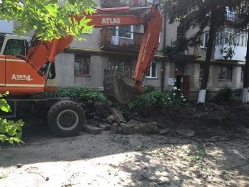 На двох вулицях Луцька розпочали ремонт дитячих майданчиків. ФОТО